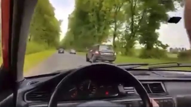 Kierowca próbuje wyprzedzić cztery samochody z rzędu na małej wiejskiej drodze...
