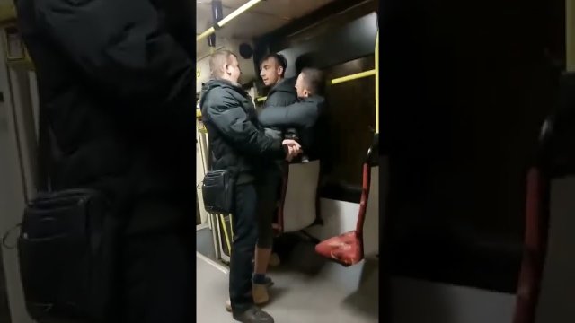 Gość bez biletu + pasażerowie vs kontrolerzy w tramwaju w Bytomiu