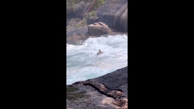 Mężczyźni na skuterach wodnych ryzykowali życie, aby ratować bezmyślnego turystę [WIDEO]