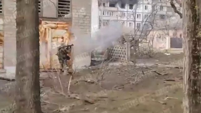 Żołnierz strzelający z RPG-7 w budynki mieszkalne, gdzieś w Mariupolu
