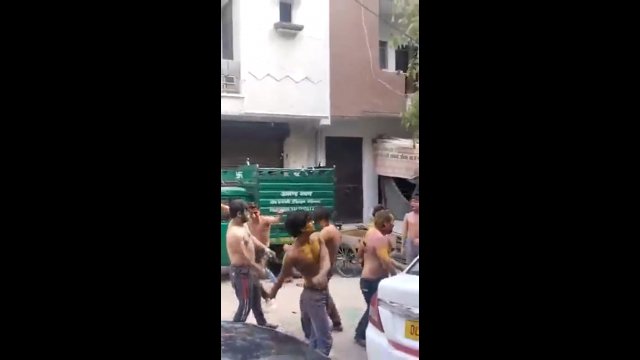 Policja skutecznie przegoniła imprezowiczów na indyjskiej ulicy