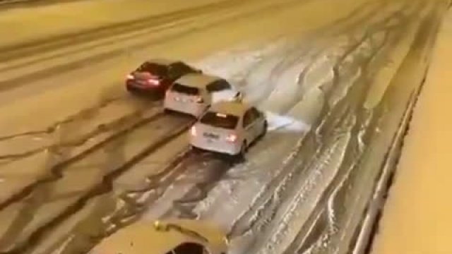 Wyścig samochodowy na śniegu