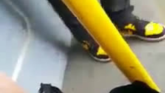 Kierowca autobusu cierpliwie tłumaczy pasażerowi ryzyko zarażenia Covid