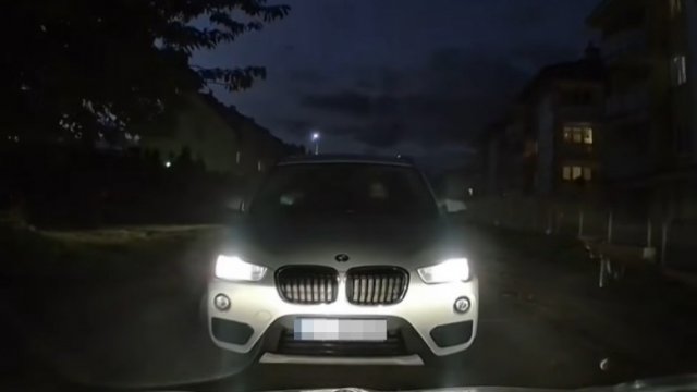 Piękny pokaz buractwa kobiety za kierownicą BMW