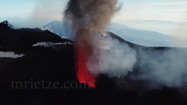 Najaktywniejszy wulkan Europy na świetnych ujęciach z drona.