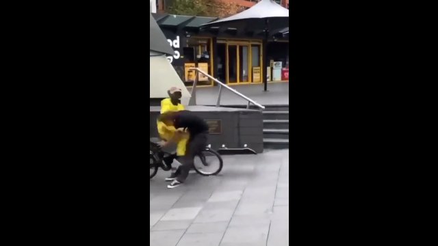 Skatebordzista wylądował na przejeżdżającym rowerzyście