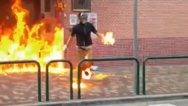 Koleś próbuje podpalić szkołę