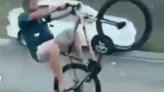 Syn wpada w nieuważnego ojca na rowerze