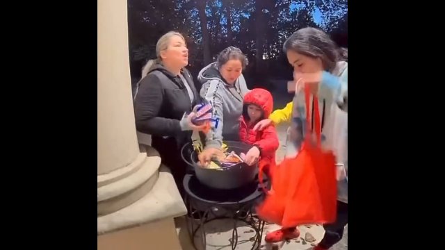 Tak pewne pazerne matki świętowały Halloween... [WIDEO]