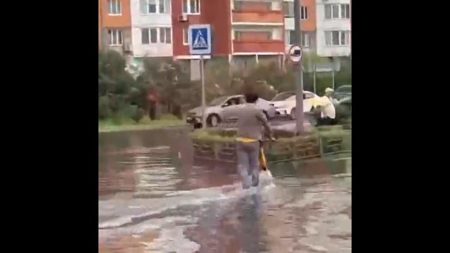 Jechał elektryczną hulajnoga po zalanej drodze. To był kiepski pomysł! [VIDEO]