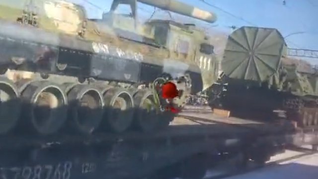 Ciężka artyleria 2S7M i ciężki moździerz 2S4 w drodze na Ukrainę