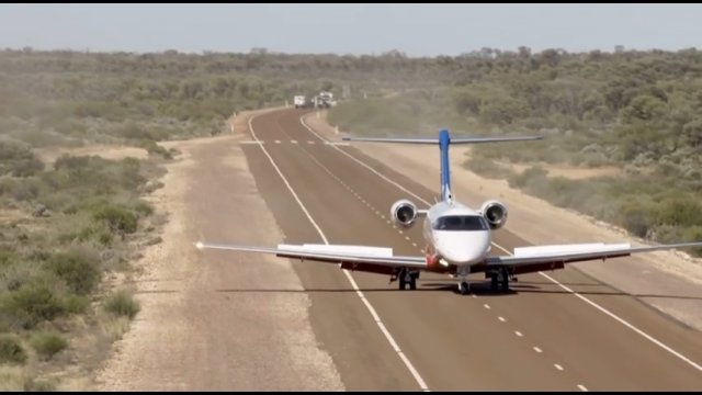 Latający Lekarze z eskortą powietrzną policji lądują na autostradzie w Australii [WIDEO]