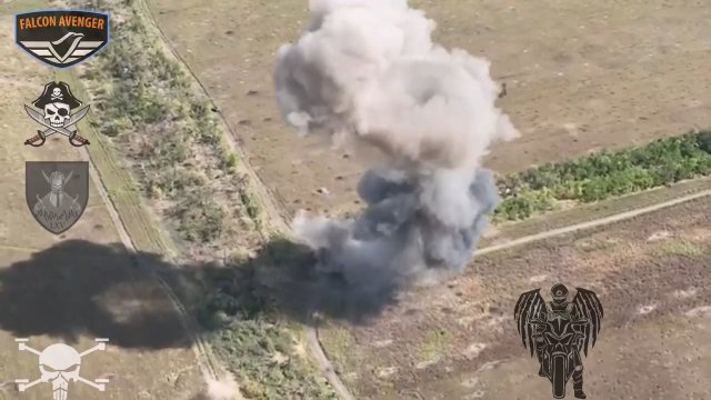 Zniszczenie rosyjskiego czołgu T-80BWM przez ukraińskie drony kamikaze (FPV)