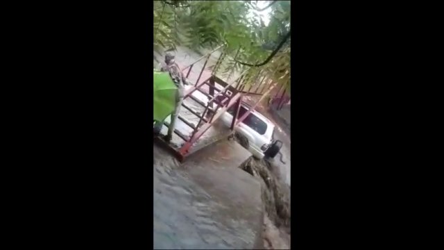 Kierowca chciał przejechać przez zalaną drogę. Szybko pożałował tej decyzji