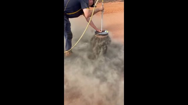 Czyszczenie filtra powietrza od maszyny rolniczej