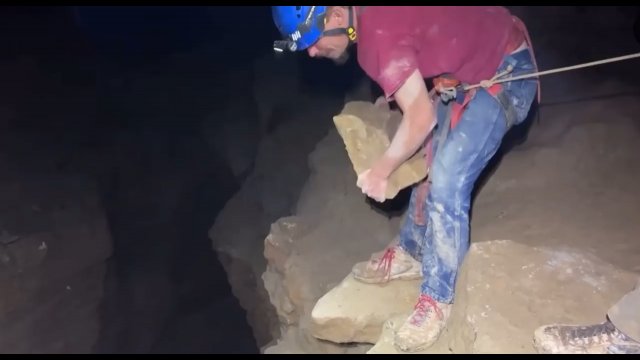 Wrzucanie głazu do dziury o głębokości 180 metrów