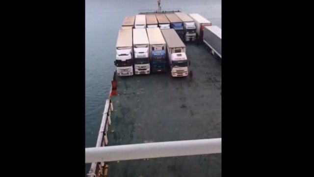 Ciężarówki parkujące na statku są tak satysfakcjonujące!