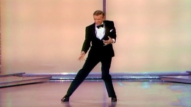 71-letni Fred Astaire wręcza Oscara za film dokumentalny 1970