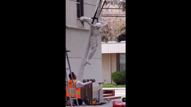 Chcieli przesunąć posąg, ciągnąc go od góry