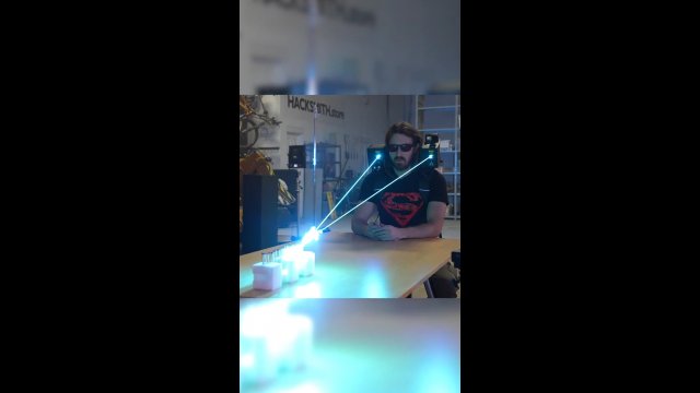 Za pomocą wzroku jest w stanie kontrolować lasery na swoich ramionach!