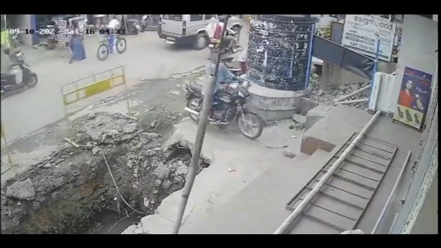 Mężczyzna pokazuje jak nie cofać motocyklem
