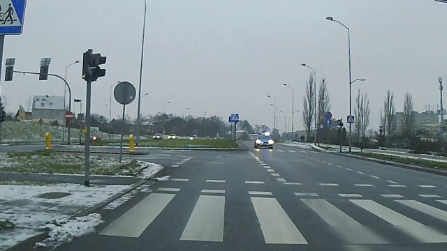 Policjant biegnie do radiowozu, aby ruszyć w pościg za pędzącym Audi - Szczecin ul. Warcisława