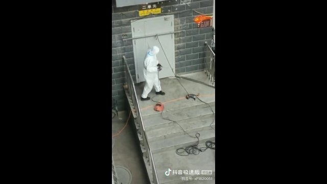 Spawanie drzwi mieszkań w Chinach w celu wyegzekwowania kwarantanny