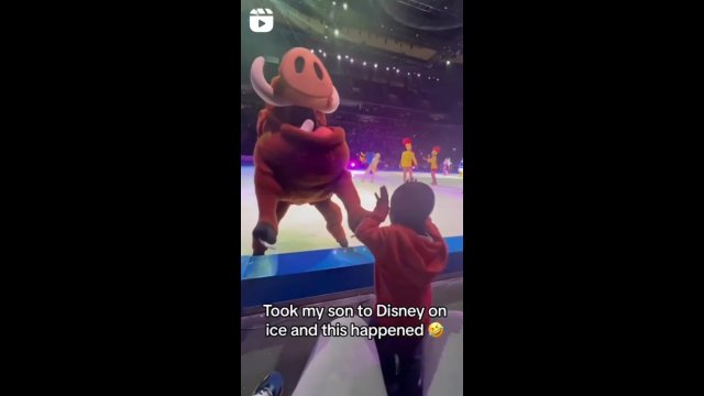 Zabrał dziecko na pokaz Disneya na lodzie i wtedy stało się TO! [WIDEO]