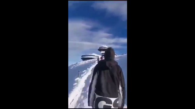 Turyści NAGRALI tragiczny wypadek na Śnieżce. Dwie osoby spadły ze zbocza [WIDEO]