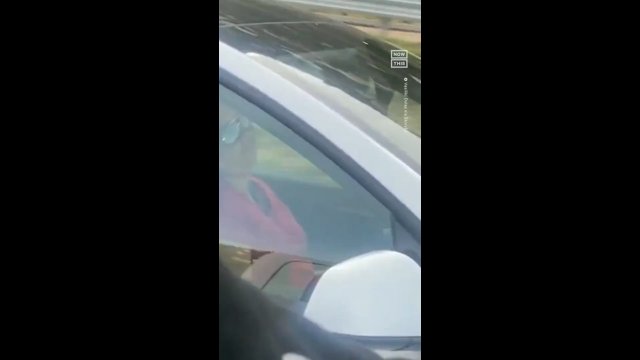 Tesla pędziła autostradą, a kobieta siedząca za kierownicą po prostu spała