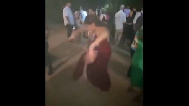 Dziewczyna pozamiatała swoim tańcem na imprezie. Nikt jej nie dorównał!