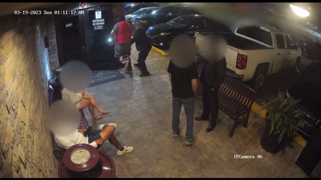 Ochroniarz zatrzymał uzbrojonego faceta w masce diabła przed wejściem do klubu