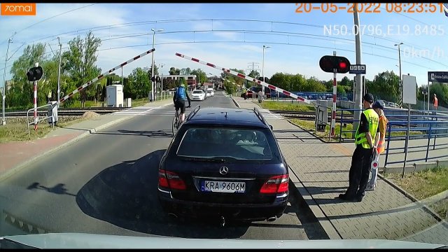 Rowerzysta pokazuje jak łatwo stracić 2000 złotych na przejeździe kolejowym