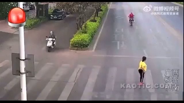 Pisze stanęła na środku drogi, mimo że widziała zbliżającego się motocyklistę