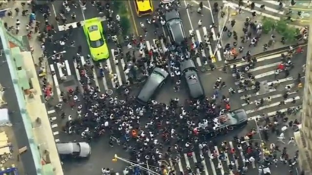 Nowy Jork: streamer wywołał zamieszki, tłumy przyszły w nadziei na darmową konsolę