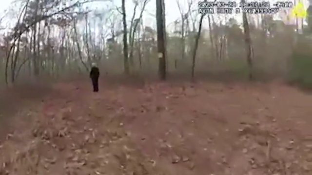Moment, w którym policjanci znaleźli zagubionego w lesie 4-letniego chłopca