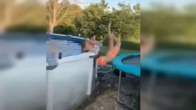 Dziewczyna uczy się bolesnej lekcji próbując skoczyć z dachu na trampolinę by trafić do basenu