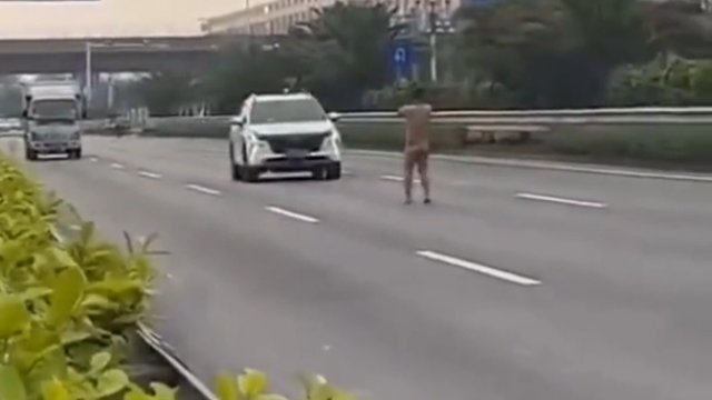 Facet idący środkiem drogi kontra rozpędzony samochód