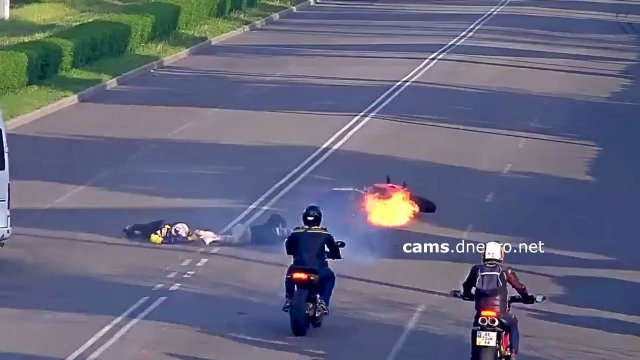 Jeden z najbardziej hardkorowych wypadków. Motocykl stanął w płomieniach [WIDEO]