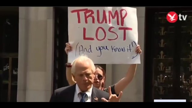 Były doradca Trumpa bezskutecznie próbował podrzeć napis „Trump Lost" [WIDEO]
