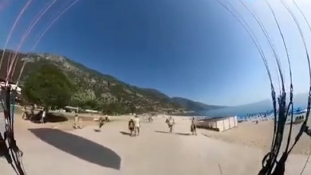 Paralotniarz przy lądowaniu uderza prosto w spacerującą parę
