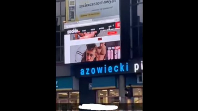 Środek dnia w centrum Częstochowy, a na telebimie... film dla dorosłych [WIDEO]