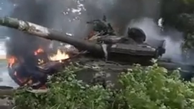 Ukraińscy żołnierze zniszczyli rosyjski czołg w Donbasie we wschodniej Ukrainie