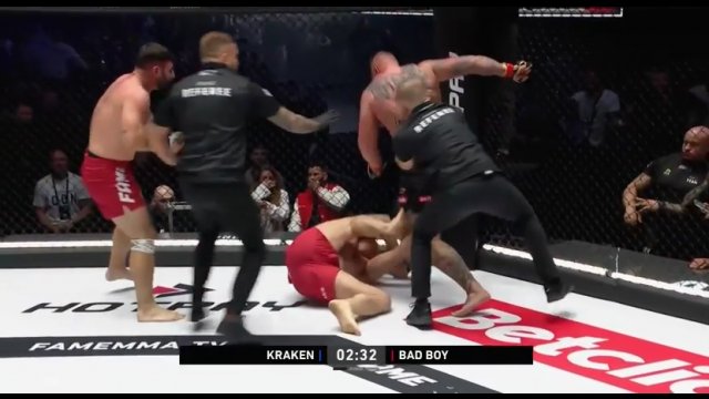 Kopnął w głowę leżącego! Skandal podczas walki na gali Fame MMA [WIDEO]