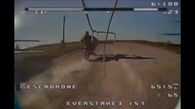 Rosyjski żołnierz próbował uciec na motocyklu przed dronem kamikadze [WIDEO]