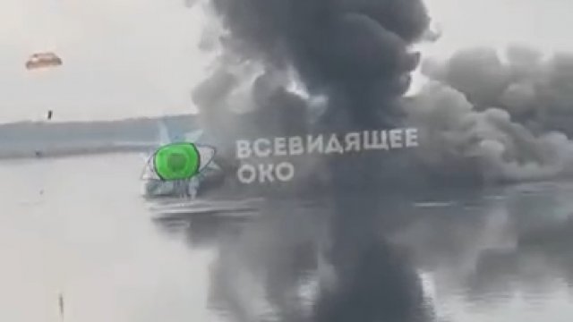 Nagranie rosyjskiego śmigłowca zestrzelonego i spadającego do wody w pobliżu Kijowa