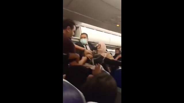 Pasażerowie pobili się podczas lotu z Dubaju do Londynu. Załoga nie mogła ich opanować