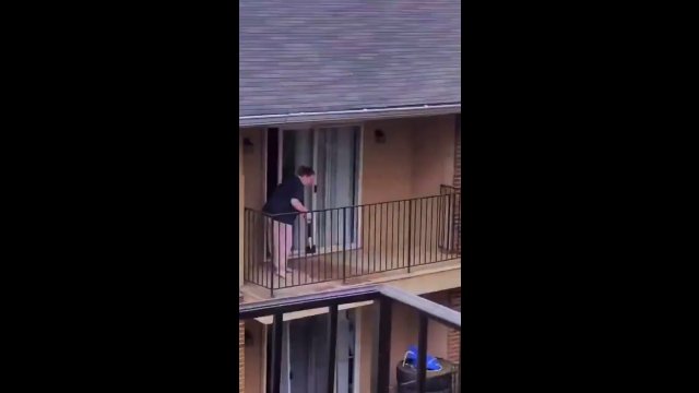 Kobieta zbierała na balkonie odchody swojego psa i wyrzucała je do sąsiadów