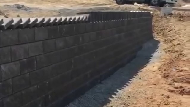 Robotnicy ułożyli budowlane domino