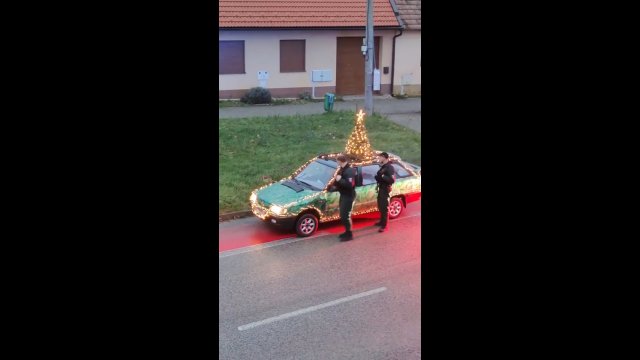 Policja zatrzymała kierowcę, bo ozdobił auto lampkami choinkowymi.